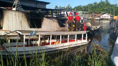 notícia: Bombeiros contêm chamas em barcos e descartam possibilidade de vítima fatal