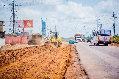 notícia: Governo do Estado intensifica terraplanagem em três pontos da rodovia Duca Serra