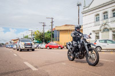 notícia: Operação Tiradentes: Polícia Militar aborda 1.978 pessoas e encontra armas e drogas