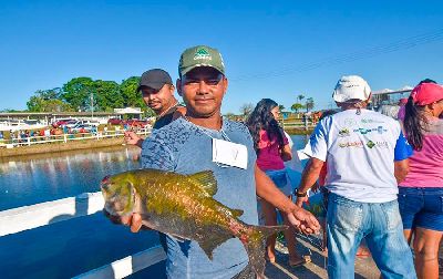 notícia: ‘Sou o melhor daqui’, vibra participante ao fisgar peixe no Pesque e Troque da Agropesc