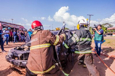 notícia: Simulação realística de acidente treina equipes para situações de emergência