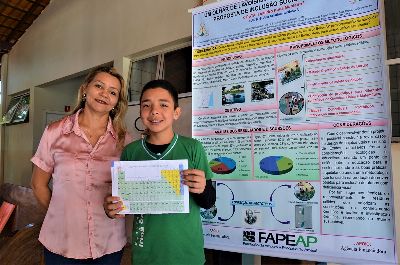 notícia: Estudante cria tabela periódica com itens recicláveis para alunos com deficiência visual 