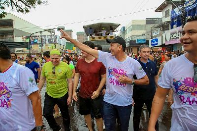 notícia: Junto com foliões, governador destaca importância histórica e social do bloco A Banda