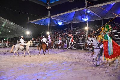 notícia: Abertura do rodeio apresenta cavalaria da Festa de São Tiago