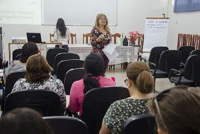 notícia: Profissionais de saúde aprimoram conhecimentos sobre técnicas de amamentação