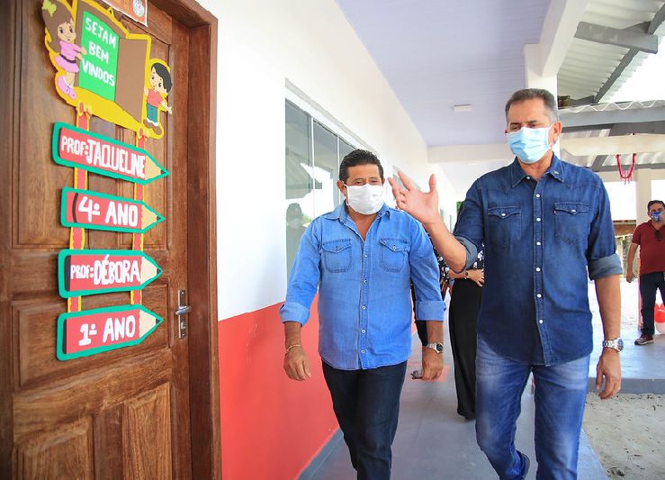 Governador Waldez Góes e prefeito Rildo Oliveira visitando a nova escola municipal da comunidade de Itaubal