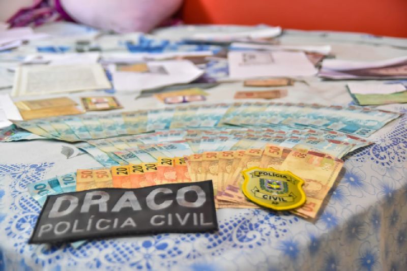A Polícia Civil apreendeu diversos documentos e mais de R$ 8 mil em dinheiro e também bloqueou contas bancárias onde estão depositados R$24 mil.