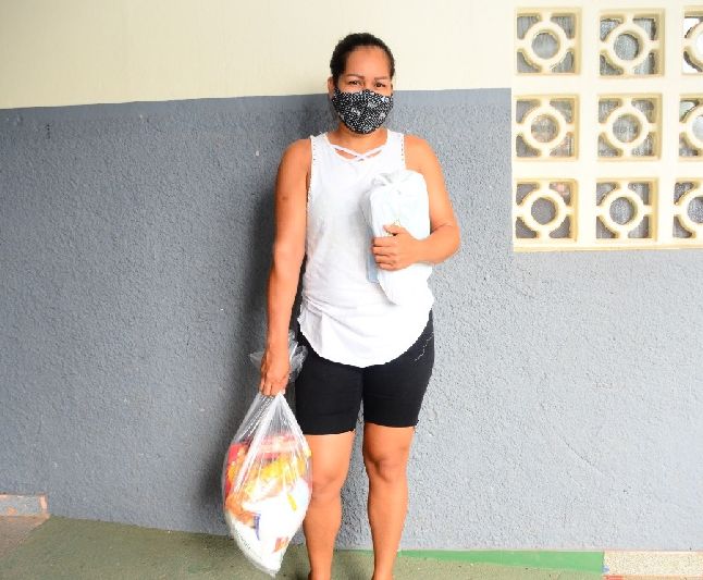 Mãe de um aluno beneficiado, a dona de casa Irlene Rodrigues considera o benefício como auxílio para fortalecer a alimentação da família. 