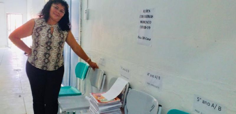 O material produzido é disponibilizado na escola para que os pais ou responsáveis façam a retirada.