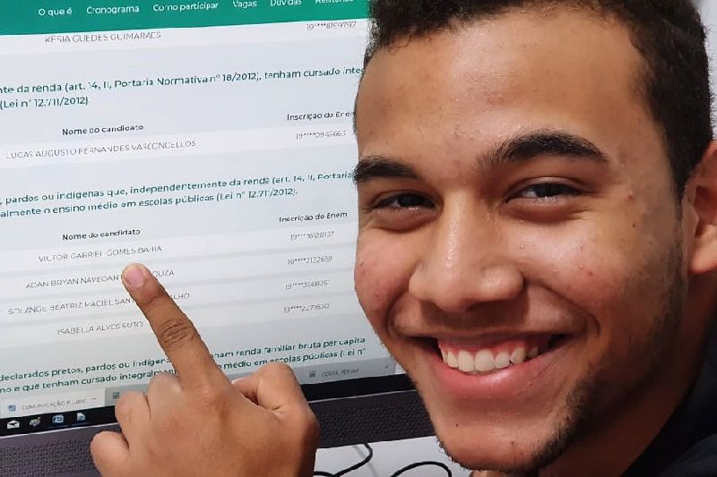 Vitor Gabriel vendo a sua aprovação pelo Sistema de Seleção Unificada, o Sisu.