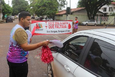 notícia: Blitz educativa chama atenção para doação de sangue no período do carnaval