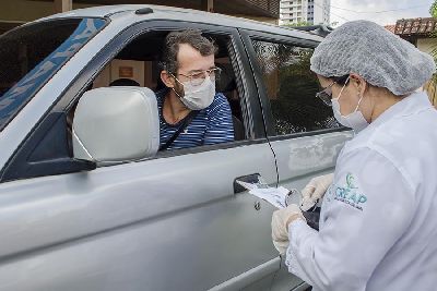 notícia: Usuários do Creap recebem aparelhos auditivo, próteses e órteses em drive trhu