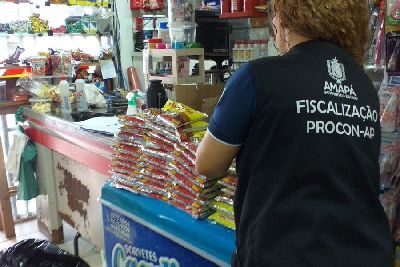 notícia: Procon flagra mercantil vendendo produtos com validade vencida