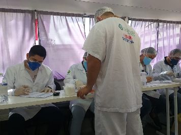 notícia: Covid-19: equipes de saúde Hospital de Emergência são testadas na Unidade Móvel do Estado 