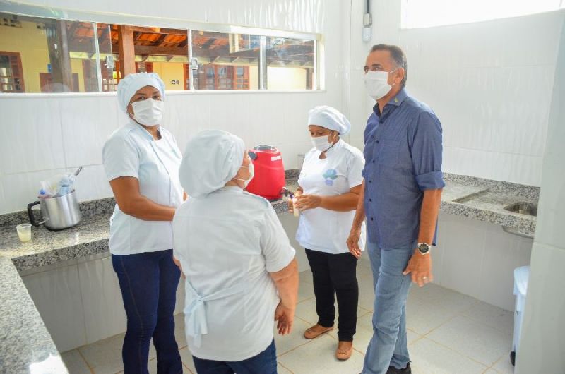 Governador conversa com funcionários da escola