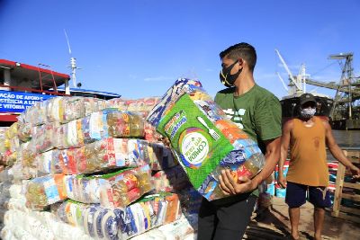 notícia: Governador acompanha envio de cestas de ajuda humanitária às famílias atingidas pelas cheias no Jari