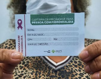 notícia: Governo entrega carteira de prioridade para pacientes com fibromialgia; saiba como adquirir