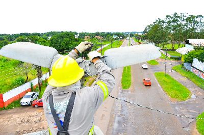 notícia: Governo inicia serviço de revitalização da iluminação da Rodovia JK