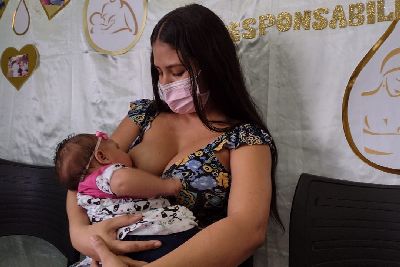 notícia: Benefícios do aleitamento: anticorpos, nutrientes e contato entre mãe e bebê