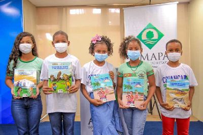 notícia: Programa Criança Alfabetizada: Governo entrega materiais didáticos que vão beneficiar 42 mil alunos amapaenses 