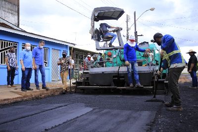 notícia: Governador visita obra de pavimentação no bairro Nova Brasília e reforça que haverá recapeamento de mais 30 km em Santana 