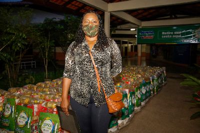 notícia: 'Essa cesta vai nos ajudar muito', diz carapirá de Santana ao receber benefício do programa Comida em Casa