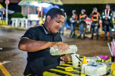 notícia: Cerca de 300 empreendedores de bares, restaurantes e lanchonetes já receberam o auxílio emergencial