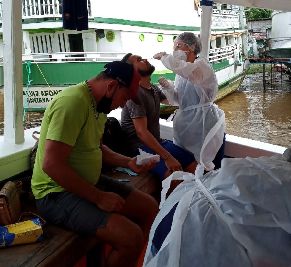 notícia: Pescadores venezuelanos detidos por pesca ilegal passam por avaliação de saúde