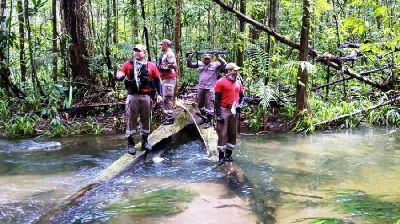 notícia: Equipes de busca enfrentam mau tempo e terrenos alagados para achar jovens desaparecidos