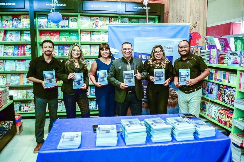 notícia: Equipe do Governo do Amapá lança livro sobre estratégias de trabalho em áreas afetadas por enchentes 