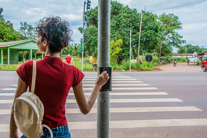 notícia: Governo instala semáforo controlado por pedestres no bairro do Coração