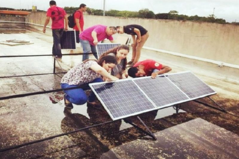 Uma máquina que tira a polpa de açaí utilizando a energia solar é a nova patenteada do Amapá na área de ciência, tecnologia e inovação. A empresa conseguiu o registro este ano, pelo Instituto Nacional da Propriedade Industrial (Inpi) que constatou a originalidade das ideias que possibilitaram a criação da despolpadeira fotovoltaica de açaí. <div class='credito_fotos'>Foto: Divulgação   |   <a href='/midias/2023/originais/15608_fc063142-20d0-470e-a374-37d0066b03c9.jpg' download><i class='fa-solid fa-download'></i> Download</a></div>