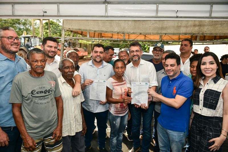 O governador do Amapá, Clécio Luís, assinou a ordem de serviço para iniciar a 1ª etapa das obras de pavimentação do ramal do Porto do Céu, localizado no bairro Coração, em Macapá. <div class='credito_fotos'>Foto: Divulgação   |   <a href='/midias/2023/originais/15611_134aed96-5035-01a2-2f92-a96526011cc7.jpg' download><i class='fa-solid fa-download'></i> Download</a></div>