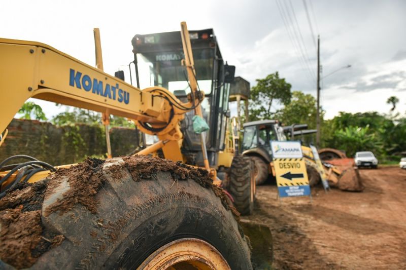 O governador do Amapá, Clécio Luís, assinou a ordem de serviço para iniciar a 1ª etapa das obras de pavimentação do ramal do Porto do Céu, localizado no bairro Coração, em Macapá. <div class='credito_fotos'>Foto: Divulgação   |   <a href='/midias/2023/originais/15611_49af5695-e1a8-c760-b02c-1b29fa496f71.jpg' download><i class='fa-solid fa-download'></i> Download</a></div>