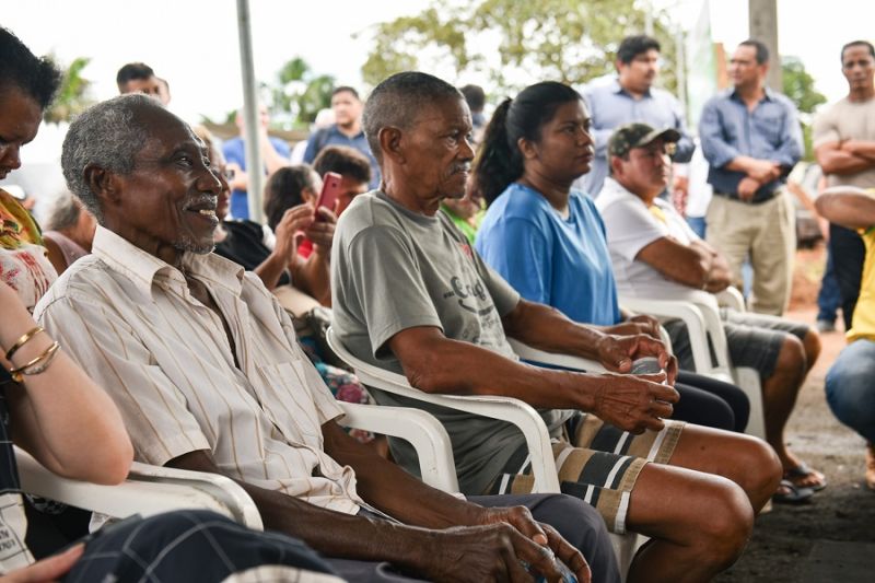 O governador do Amapá, Clécio Luís, assinou a ordem de serviço para iniciar a 1ª etapa das obras de pavimentação do ramal do Porto do Céu, localizado no bairro Coração, em Macapá. <div class='credito_fotos'>Foto: Divulgação   |   <a href='/midias/2023/originais/15611_b7dafae6-fe5d-64b8-c453-a3c007c24f9e.jpg' download><i class='fa-solid fa-download'></i> Download</a></div>