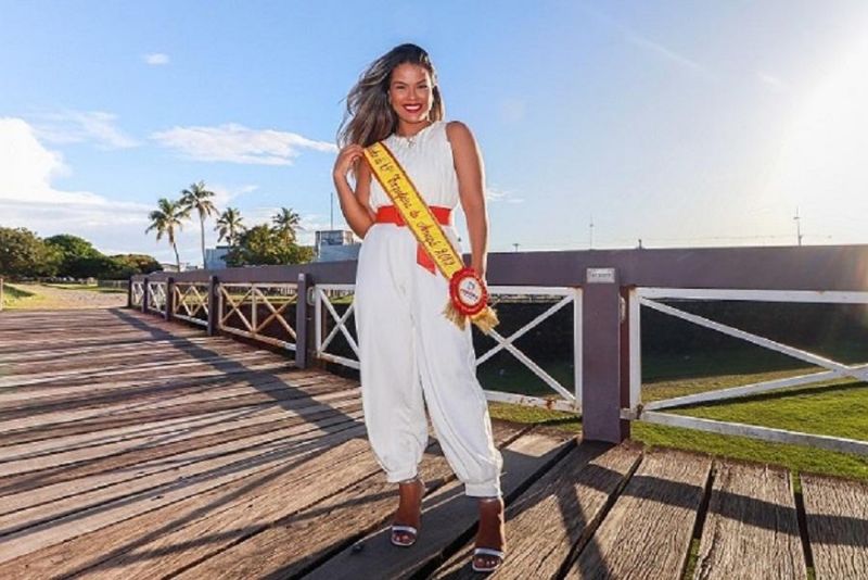 Modelo Jade Vale, de 26 anos, que foi eleita rainha da 49ª edição da Expofeira <div class='credito_fotos'>Foto: Divulgação   |   <a href='/midias/2023/originais/15619_39b061a9-45b6-bf54-9291-41479c2b521c.jpg' download><i class='fa-solid fa-download'></i> Download</a></div>