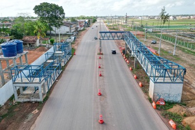 notícia: Governo do Amapá realiza obras de instalação da 4ª passarela de pedestres na Rodovia Duca Serra