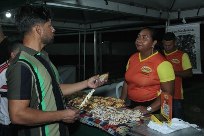 notícia: 'Participar da volta da Expofeira como empreendedora é um privilégio', celebra vendedora de biscoitos com o Selo Amapá