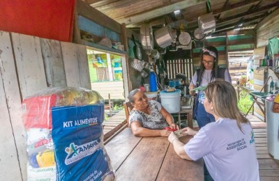 notícia: Governo garante kits de alimentos e inclusão no Renda para Viver Melhor a 79 famílias atingidas por temporal, em Macapá