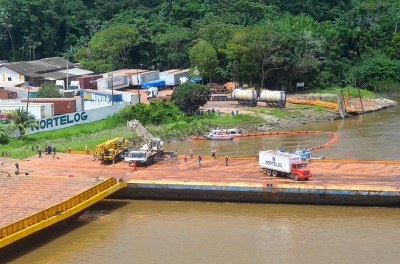 notícia: Mergulhadores do Corpo de Bombeiros trabalham no resgate de vítimas após naufrágio no Rio Matapi, no AP