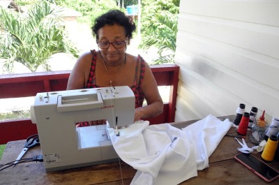 notícia: Conheça as costureiras que se dedicam à fabricação das roupas usadas por mouros e cristãos na Festa de São Tiago