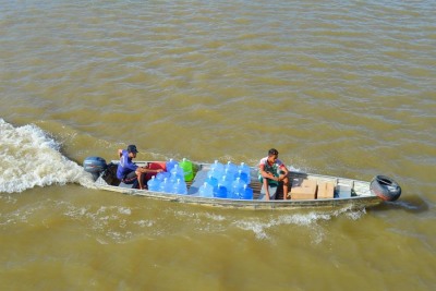 notícia: FOTOS: moradores das comunidades do Bailique recebem água e alimentos do Governo do Amapá