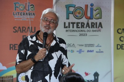 notícia: Histórias contadas pelo escritor Celso Sisto encantam visitantes da Folia Literária Internacional do Amapá