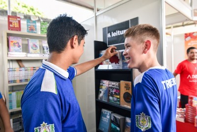 notícia: Corredor Literário apresenta variedade de livros e diversidade de estilos na 1ª Folia Literária Internacional do Amapá