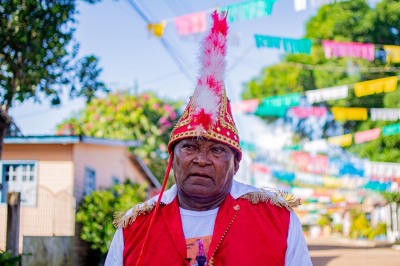 notícia: 'Amo demais nossa cultura, é o que me faz forte', diz cavaleiro mouro mais antigo da Festa de São Tiago