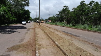 notícia: Vegetação e entulhos são retirados em mais de 12 km da Rodovia Josmar Chaves Pinto