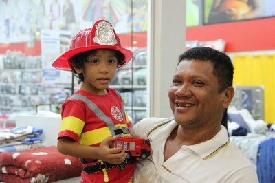 notícia: 'Para ele é um incentivo', diz pai de criança que sonha em ser militar durante exposição da Semana do Bombeiro