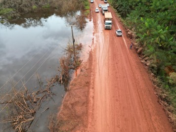 notícia: Governo do Amapá realiza ações emergenciais para conter rompimento de aterro de travessia de veículos na rodovia Perimetral Norte