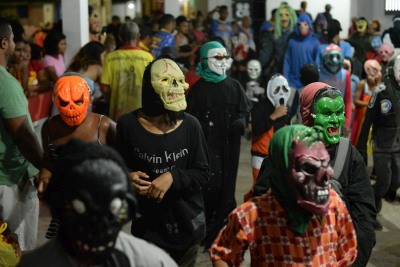 notícia: De geração em geração, mazaganenses mantêm vivo o costume das máscaras na Festa de São Tiago