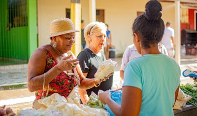 notícia: Feira Itinerante do Governo do Amapá gera renda para produtores na Festa de São Tiago, em Mazagão Velho